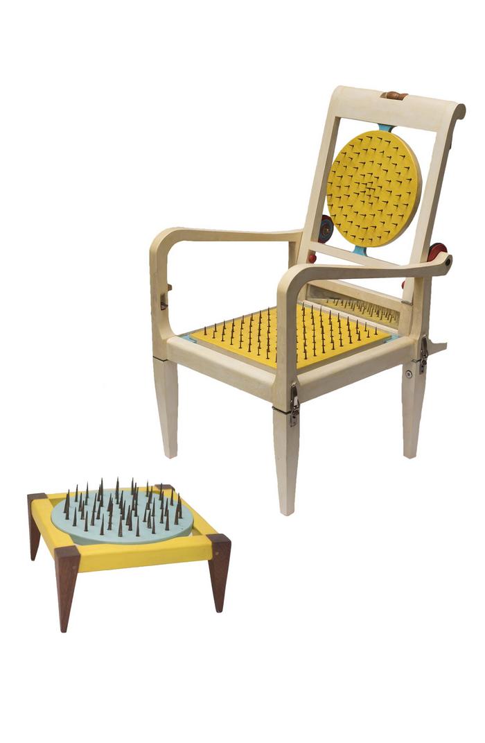 Sedia pieghevole e trasportabile per sedute terapeutiche, 2017, legno intagliato, stuccato e dipinto a mano, 250 (circa) chiodi del '600, specchio. Due elementi_ panchetta 15 x 31,3 x 13 cm; seduta 100 x 52 x 67 cm